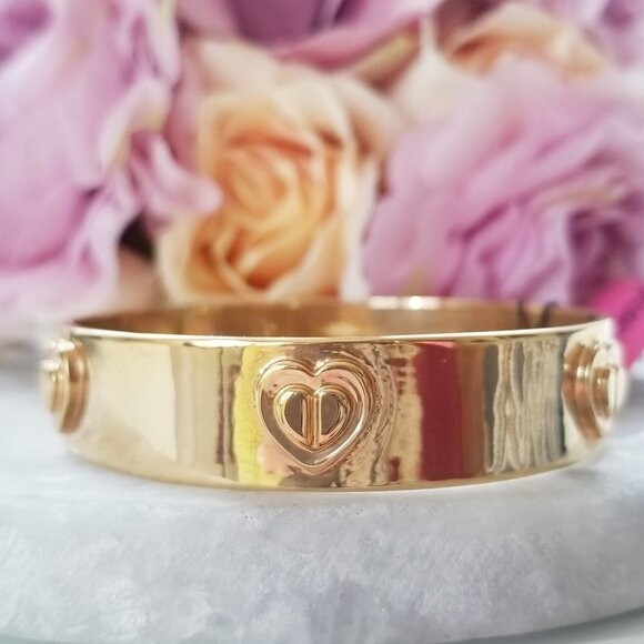 NWT Betsey Johnson Status Collection Gold 3D Heart Retro Mod Bangle Bracelet - Picture 2 of 5